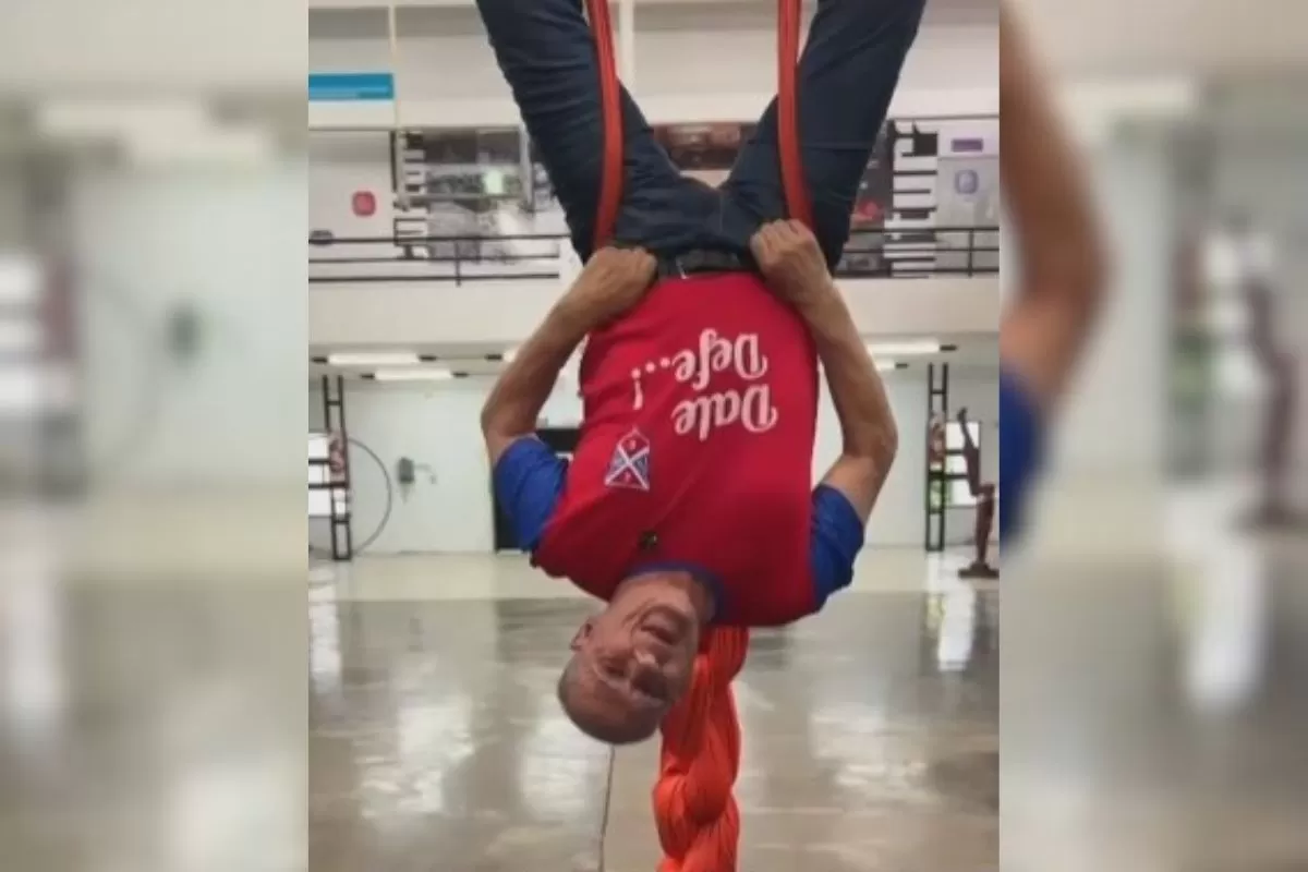 VIDEO | Pehuajó: el intendente Zurro apareció colgado de una tela de circo y lanzó un mensaje político en un insólito posteo en redes