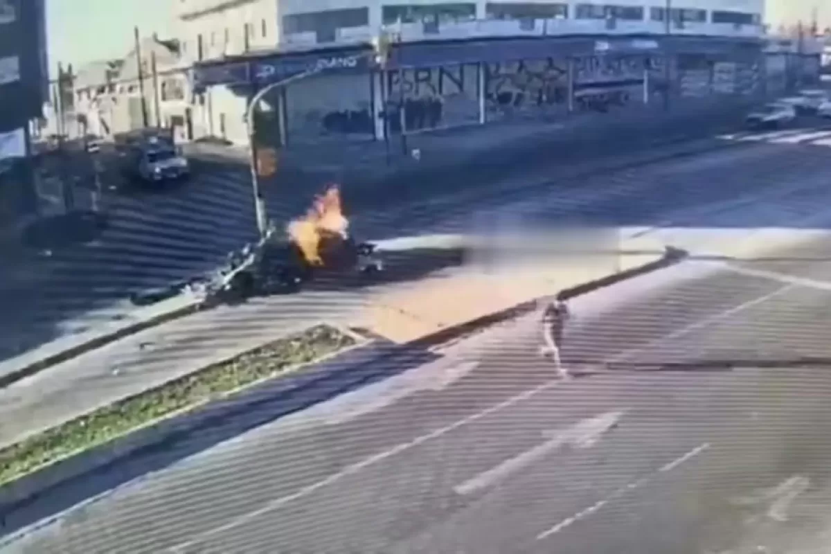 VIDEO | Un dram&aacute;tico choque e incendio en La Matanza dej&oacute; heridos graves y un conductor detenido