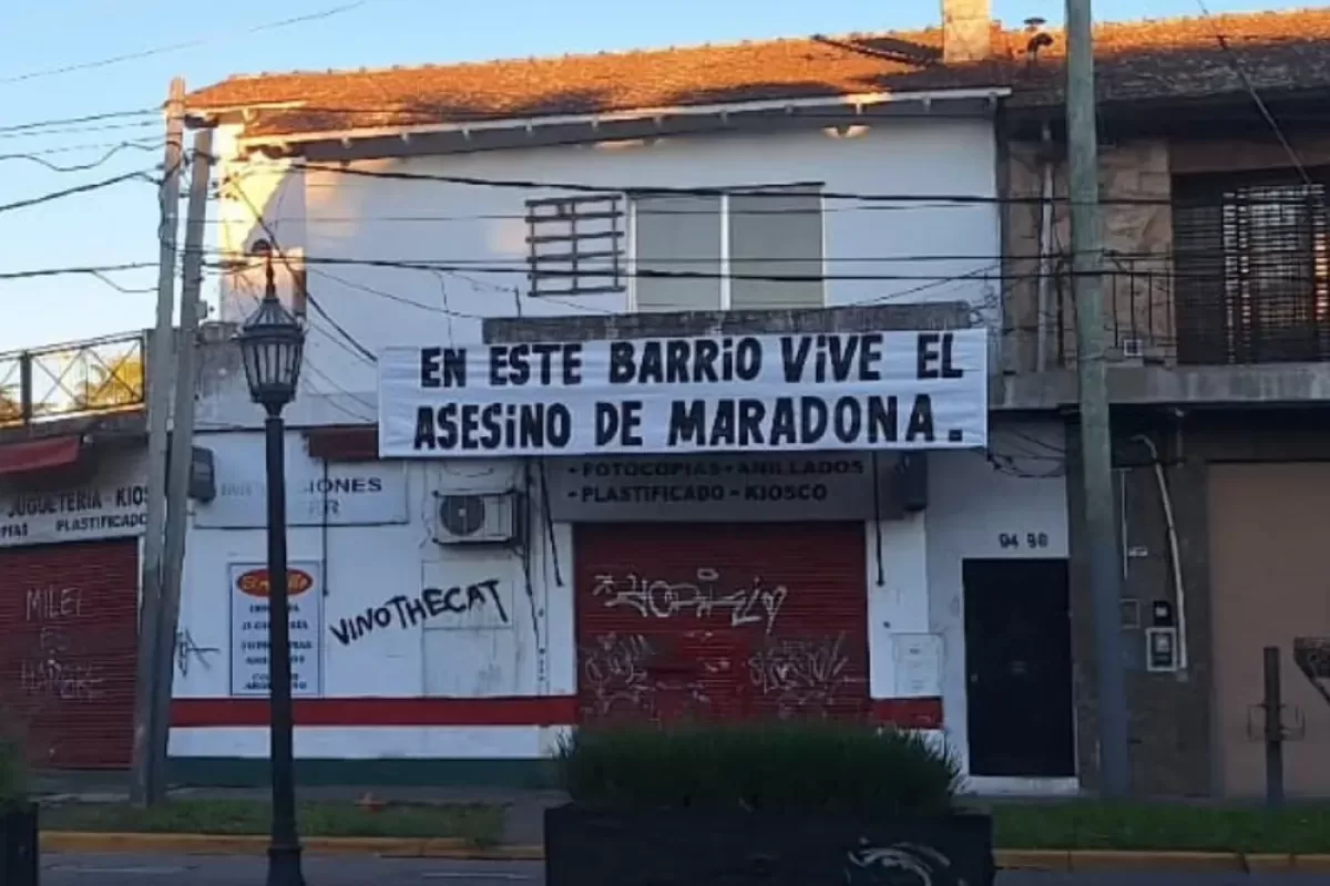 Apareci&oacute; un pasacalle contra Luque en su propio barrio: lo acusan de &ldquo;asesino de Maradona&rdquo;