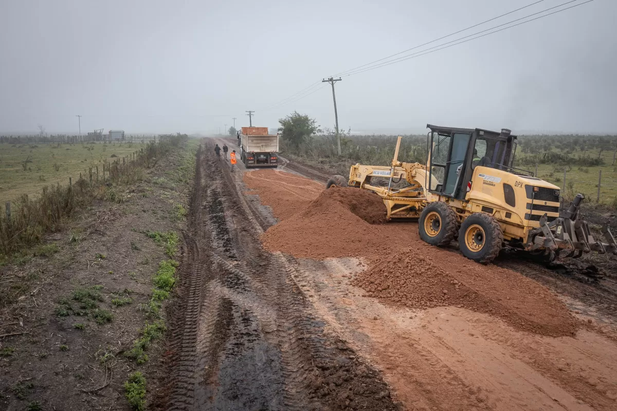 Realizan mejoras en caminos rurales del departamento San Salvador