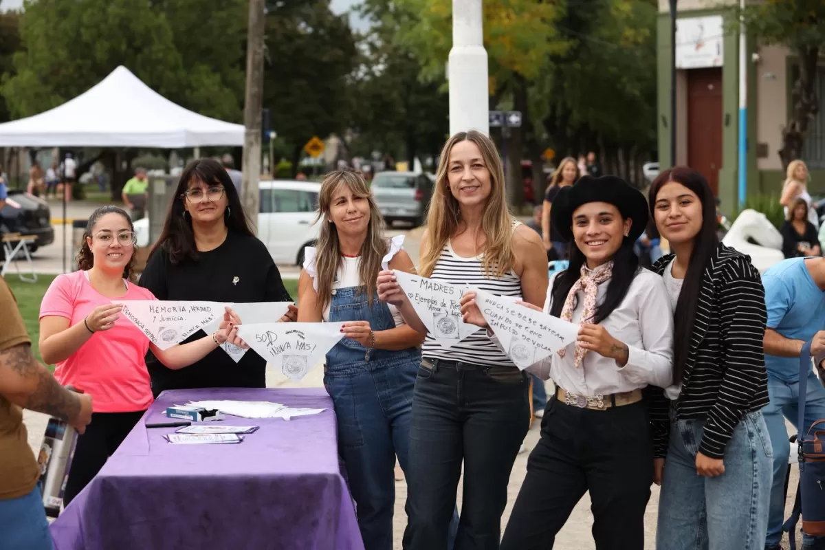 Vecinos de Col&oacute;n participaron de la jornada art&iacute;stica &ldquo;Florecer&aacute;n Pa&ntilde;uelos&rdquo; por el D&iacute;a Internacional de la Mujer