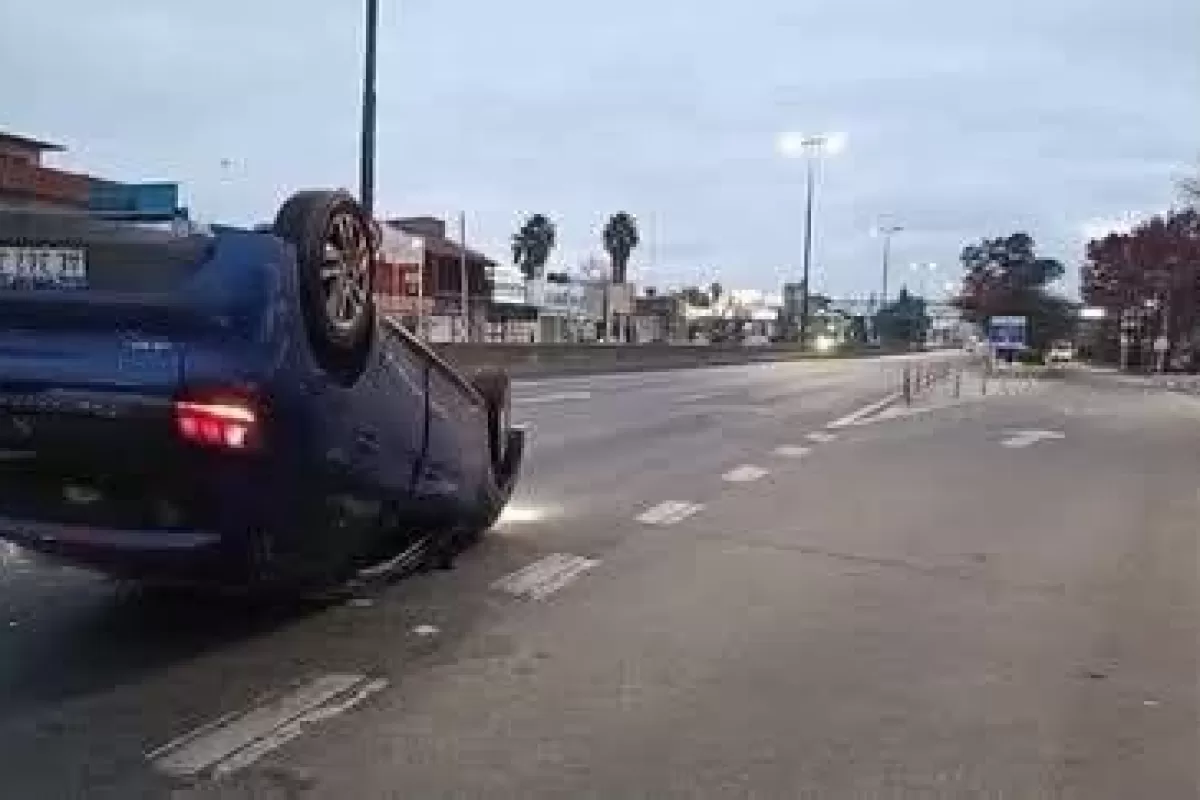 Misterio en Lomas de Zamora: un auto apareci&oacute; volcado con alcohol y drogas en su interior