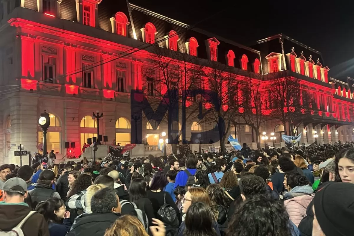 VIDEO | La Plata despidi&oacute; al Indio Solari: miles de ricoteros coparon 7 y 50