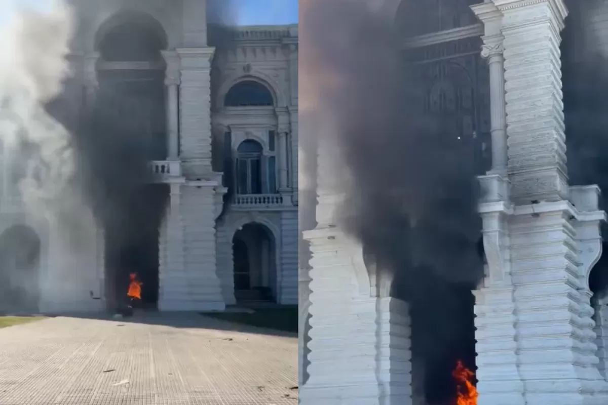 VIDEO | Prendieron fuego la entrada de la Municipalidad de La Plata durante una protesta de cooperativistas