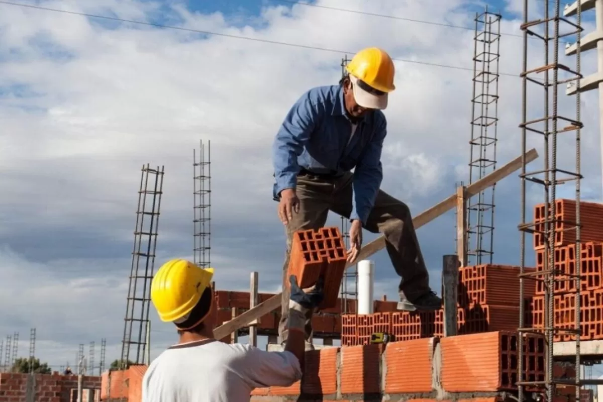 La industria y la construcci&oacute;n volvieron a caer en abril seg&uacute;n el INDEC
