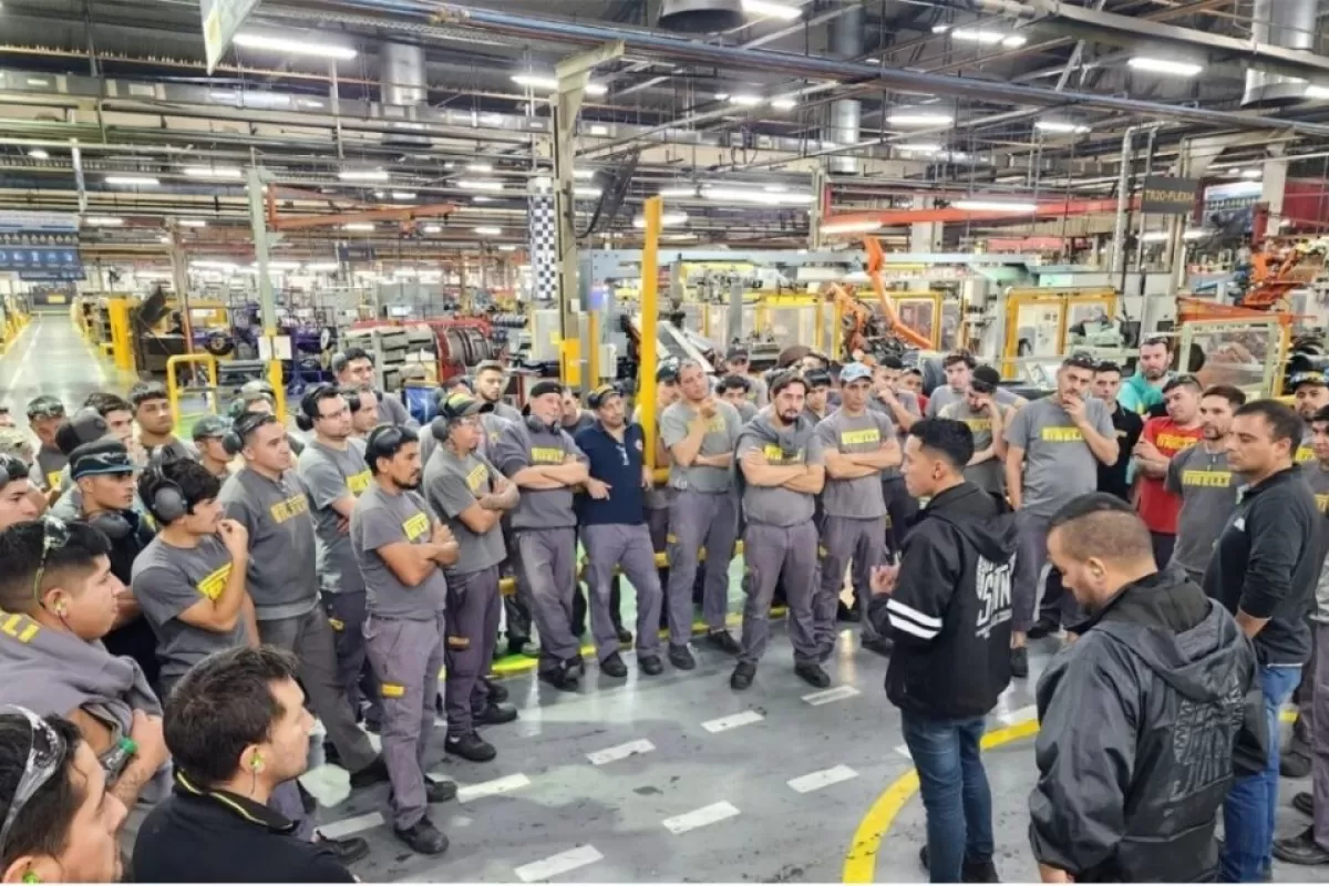 Pirelli fren&oacute; su planta de Merlo y reducir&aacute; turnos por la ca&iacute;da de la actividad