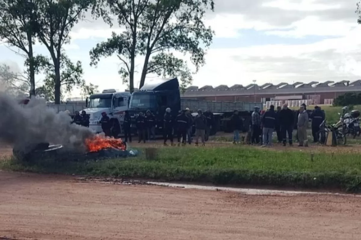 Olavarria: obreros de Cerro Negro protestan contra salarios congelados y falta de mejoras laborales