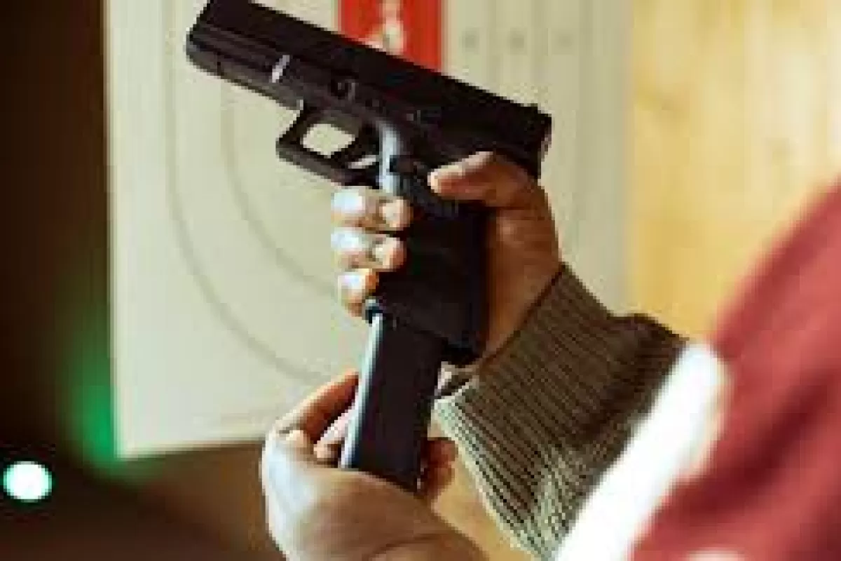 En medio de amenazas de tiroteo escolares, Milei elimin&oacute; controles municipales para tr&aacute;mites con armas y explosivos