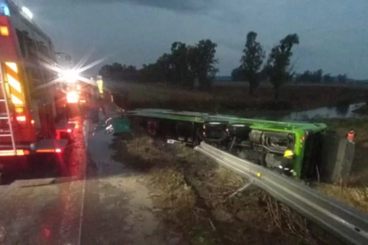 Carmen de Areco: un micro cay&oacute; desde un puente en la Ruta 7 durante el temporal y hubo cuatro heridos
