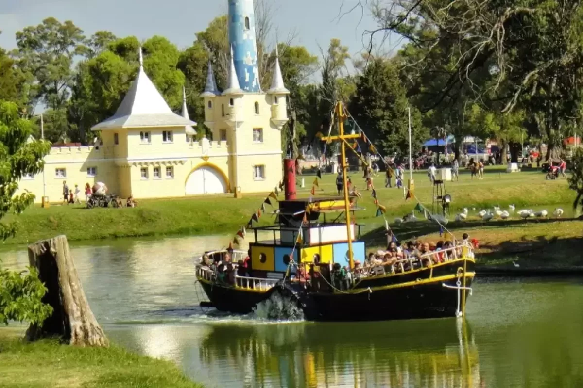 La Plata activó alerta naranja por cianobacterias en el lago de la República de los Niños