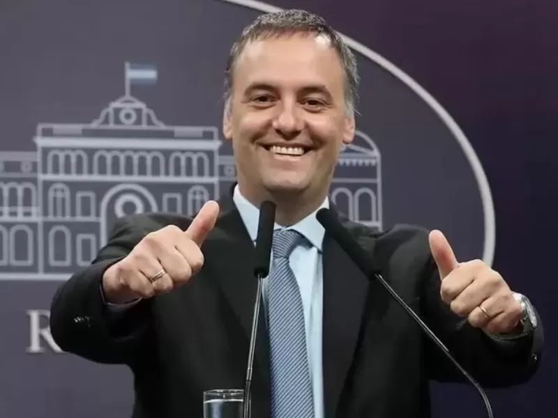 Esc&aacute;ndalo: Milei le sostiene la custodia oficial a Adorni pese a no ser funcionario