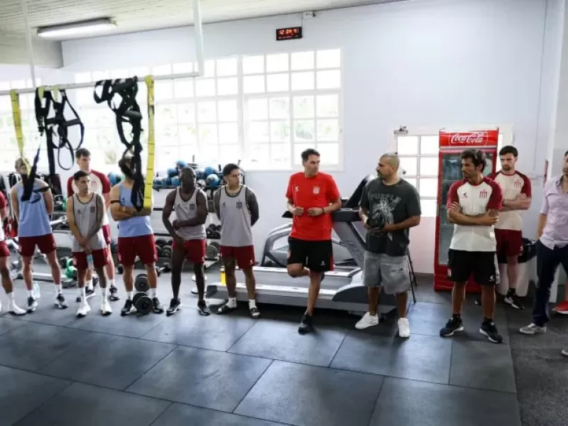 Verón irrumpió en City Bell antes del viaje a Santiago del Estero y respaldó al plantel