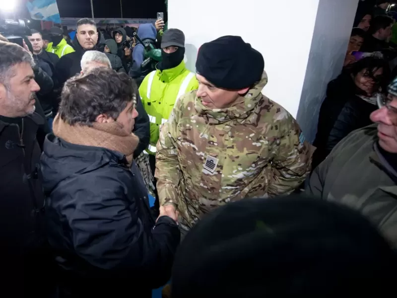 Kicillof encabez&oacute; la vigilia de Malvinas en Tierra del Fuego junto a gobernadores