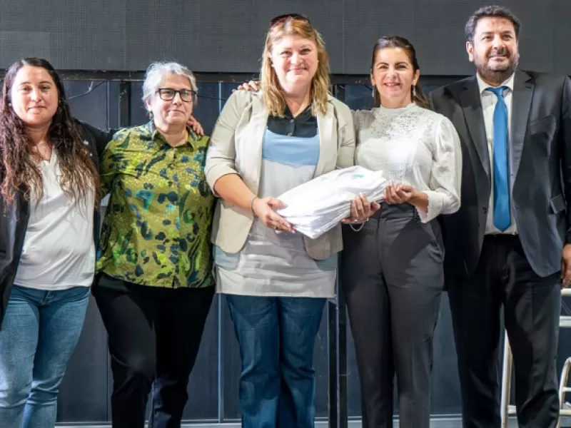 Moreno recibi&oacute; mobiliario y 1446 guardapolvos fabricados en polos penitenciarios