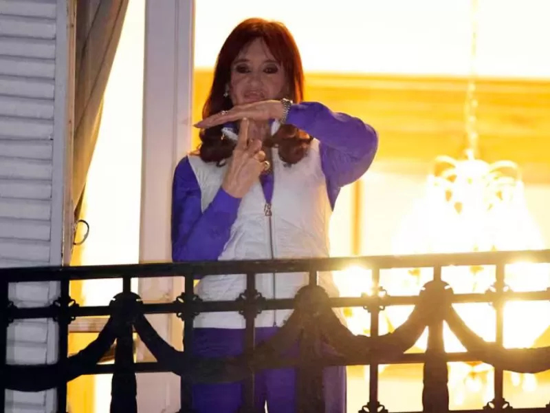 Cristina Kirchner seguir&aacute; internada por un &iacute;leo posoperatorio