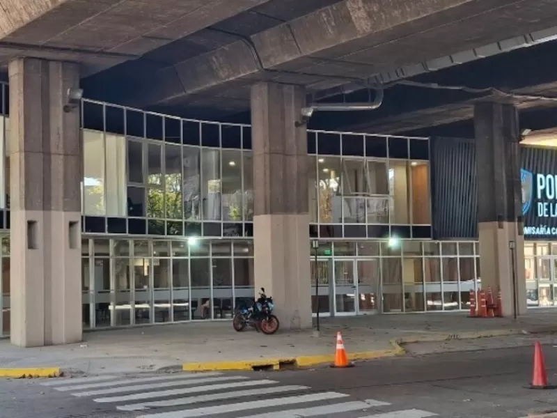 CABA: un polic&iacute;a muri&oacute; aplastado por un cartel que cay&oacute; de la autopista