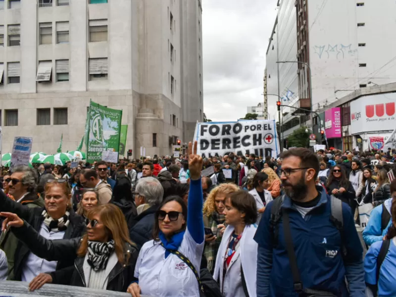 Miles marcharon a Plaza de Mayo contra el recorte de Milei en salud p&uacute;blica
