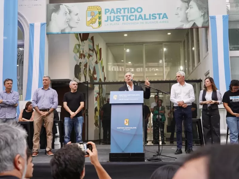 Julio Alak asumi&oacute; en el PJ La Plata y pidi&oacute; un frente amplio para impulsar a Axel Kicillof en 2027