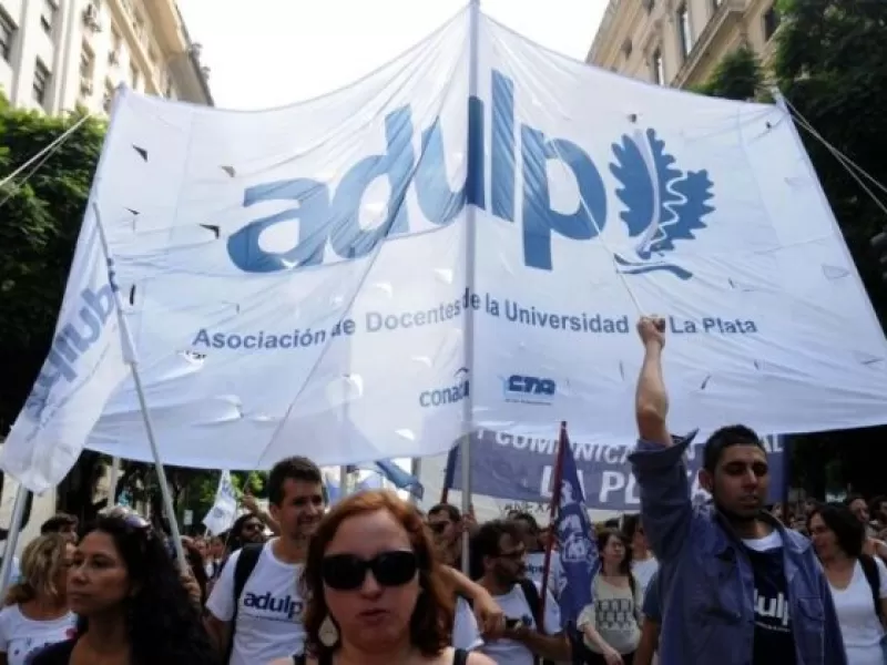Docentes de la UNLP aceptaron una suba salarial del 21,33 por ciento y respaldaron el acuerdo con el Gobierno