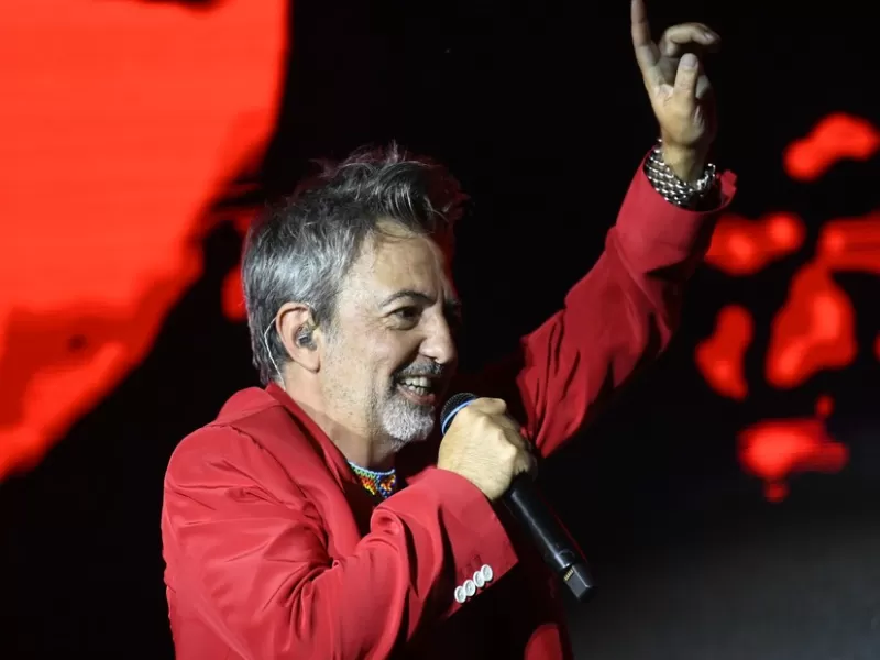 VIDEO | Babas&oacute;nicos agit&oacute; el Cosqu&iacute;n Rock y la performance de Adri&aacute;n D&aacute;rgelos revolucion&oacute; las redes