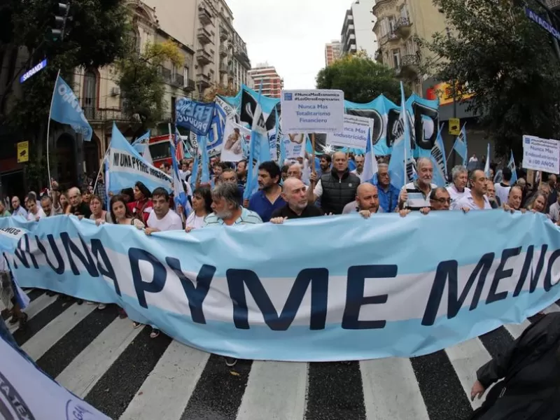 Las pymes alertaron por cierres masivos y le bajan el pulgar a la reforma laboral