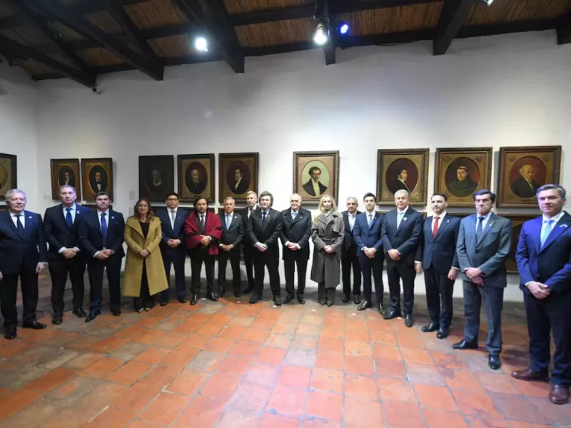 Milei se compar&oacute; con los patriotas de la Independencia y busc&oacute; ox&iacute;geno con los gobernadores en Tucum&aacute;n
