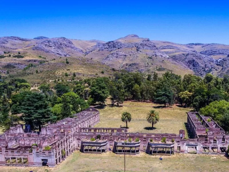 Esc&aacute;ndalo: despidieron a funcionarios en Tornquist por destruir parte del Ex Club Hotel de la Ventana