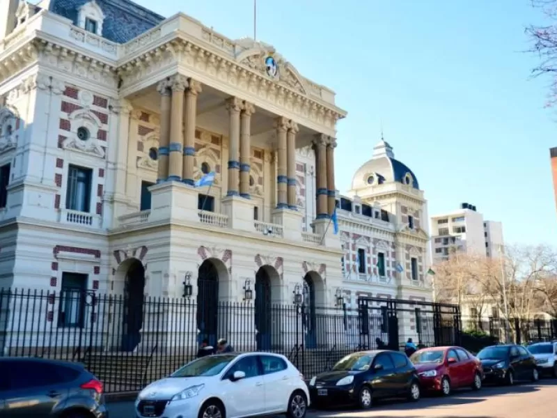 El Gobierno provincial acord&oacute; con estatales un aumento salarial del 9 por ciento