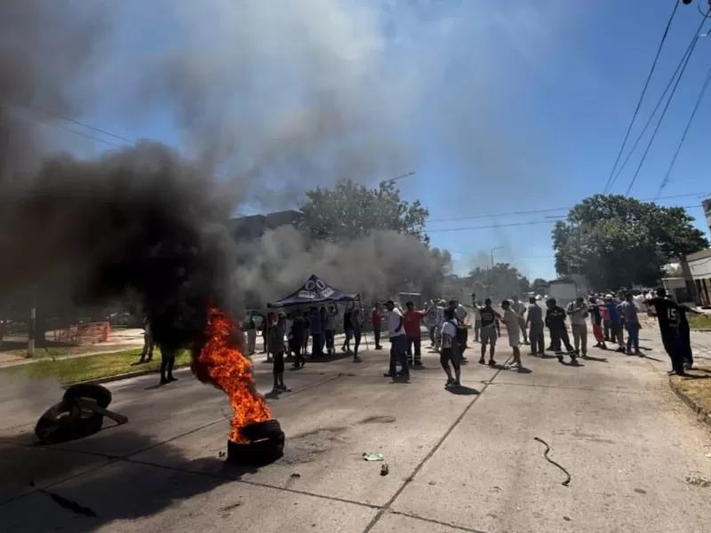 La Plata: trabajadores de la UOCRA realizaron un corte y protesta por salarios adeudados en una empresa de Tolosa