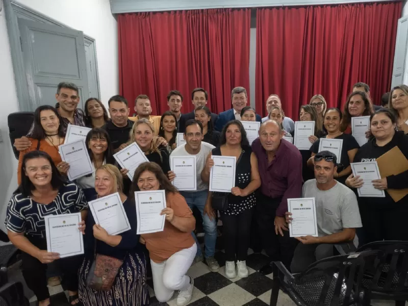 Familias de Nogoyá recibieron las escrituras de sus viviendas
