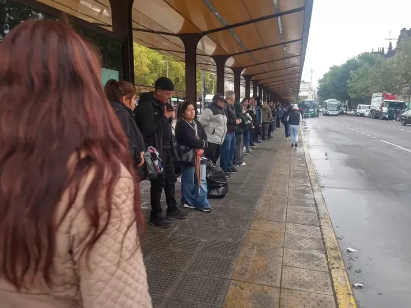 Un paro de colectivos agrava el caos en el AMBA en medio de recortes y sueldos impagos
