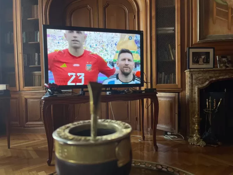 Kicillof prohibi&oacute; a sus funcionarios viajar al Mundial y deber&aacute;n seguir a la Selecci&oacute;n desde Argentina