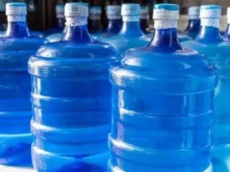 Clausuraron tres plantas clandestinas que envasaban agua y distribu&iacute;an bidones truchos en el conurbano