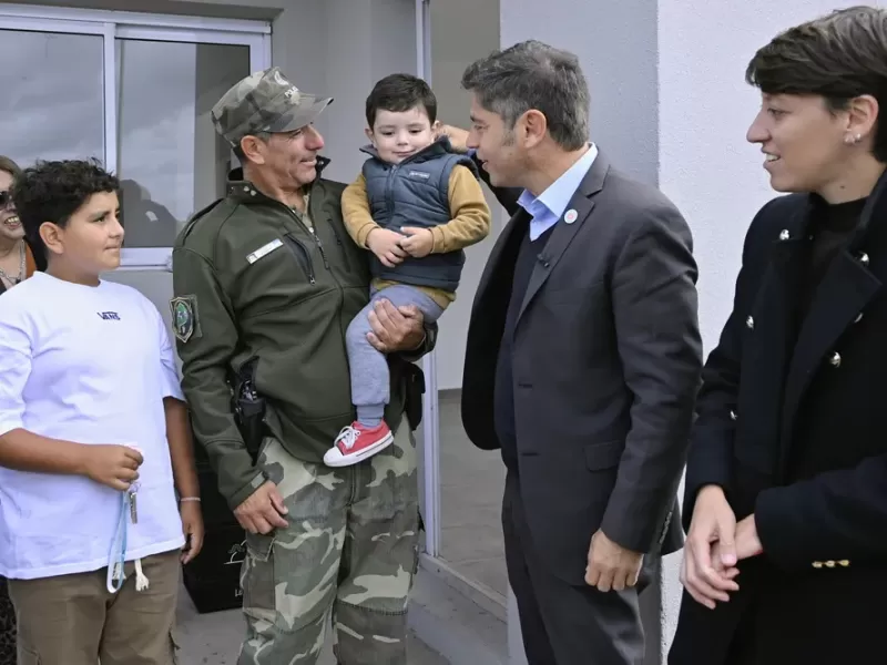 VIDEO | Kicillof cruz&oacute; a Adorni por sus propiedades mientras reforz&oacute; la entrega de viviendas en la Provincia