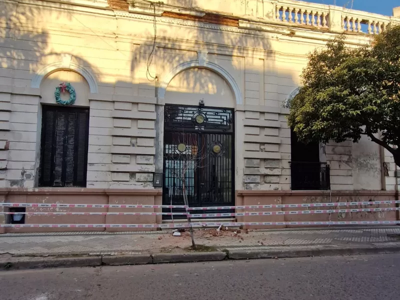Rojas: se cay&oacute; parte de la fachada del Palacio Municipal y crecen los cuestionamientos por la falta de mantenimiento