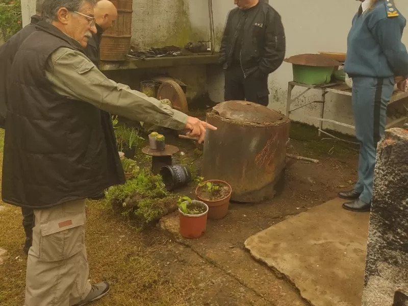 Un artesano de Bolívar donó un taller de fundición de hierro a la Unidad 17 de Urdampilleta