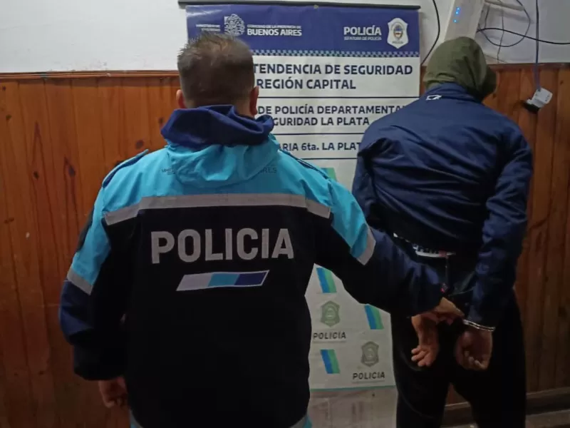 La Plata: detuvieron a un joven acusado de un robo y hubo incidentes con un policía herido y un patrullero dañado