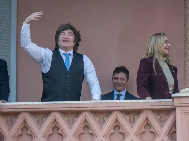 VIDEO | Milei se mostr&oacute; con Bullrich en el balc&oacute;n de la Rosada y busc&oacute; enviar una se&ntilde;al de unidad