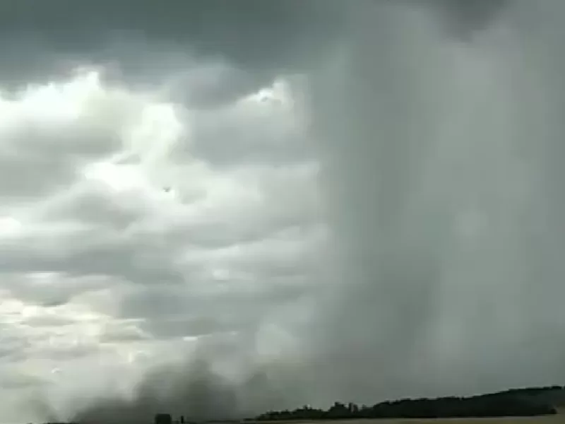 VIDEO | General Pueyrred&oacute;n: vecinos registraron una impactante &ldquo;cola de tornado&rdquo; cerca de la laguna de Sierra de los Padres