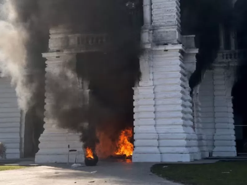 VIDEO | El Gobierno de La Plata difundi&oacute; im&aacute;genes de los incidentes en la Municipalidad y los sumar&aacute; a la causa judicial