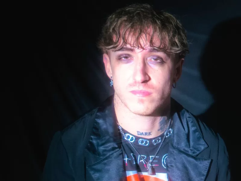 VIDEO | Raindrops & Shadows: el platense Pablo Berry publicó un disco donde la música habla desde la oscuridad