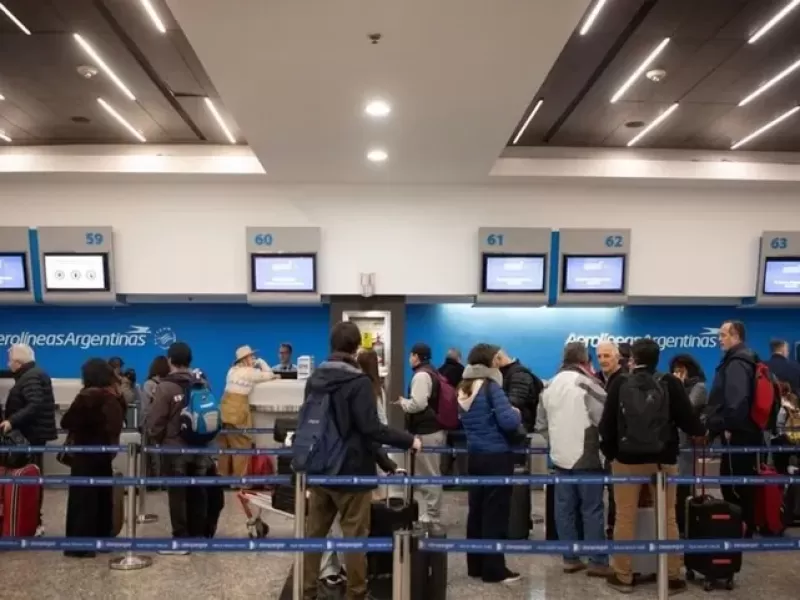Paro en el Servicio Meteorol&oacute;gico Nacional por despidos: advierten impacto en vuelos en la previa del feriado
