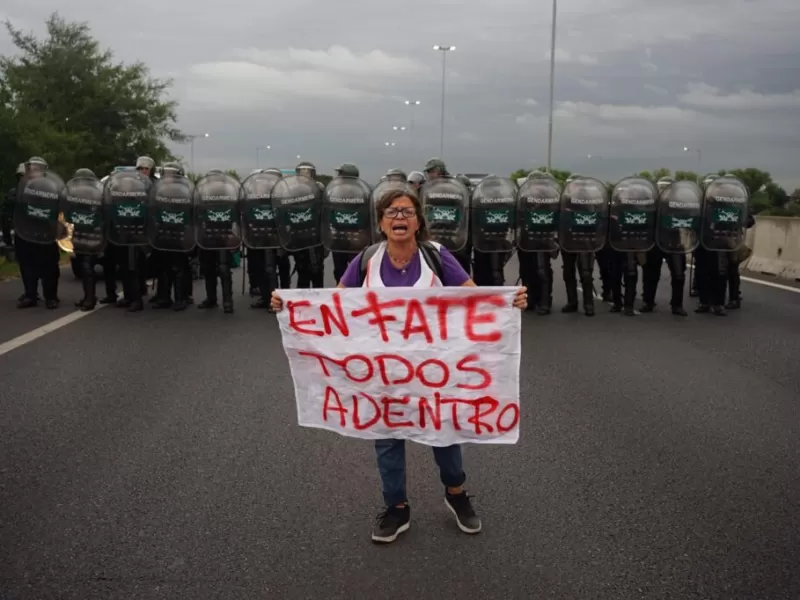 VIDEO | El cierre de Fate desat&oacute; protestas, cortes y enfrentamientos en medio del paro nacional de la CGT