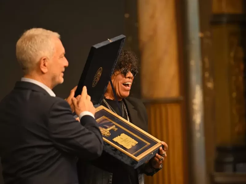 La Plata distinguió a La Mona Jiménez como Visitante Ilustre