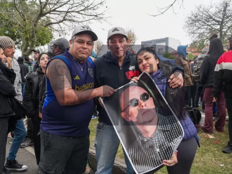 Cerraron el velatorio del Indio Solari tras una despedida masiva en Avellaneda