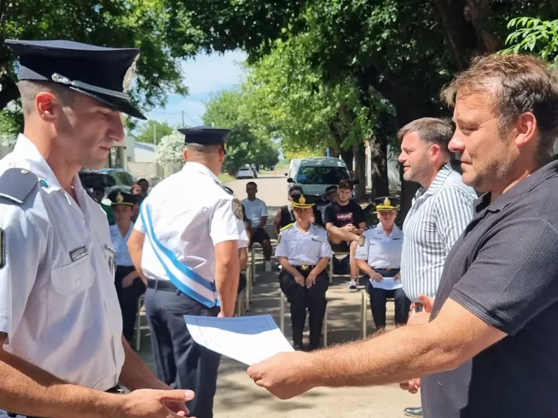 Reconocieron a efectivos policiales en la Escuela Juan Vucetich de Rojas