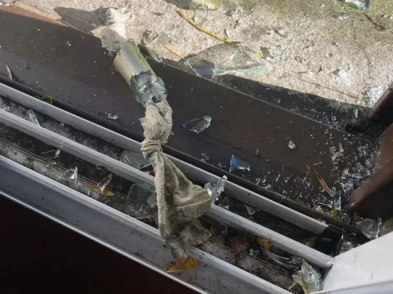 Lanzaron una molotov contra una biblioteca de La Plata y causaron destrozos
