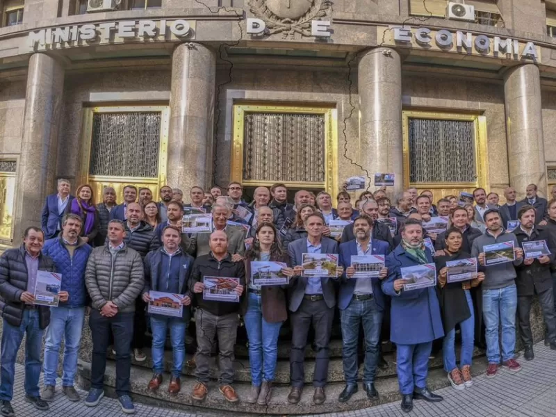 Intendentes la reclamaron a Caputo por fondos y obra p&uacute;blica