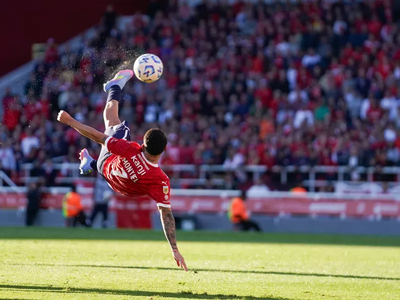 VIDEO | Santiago Montiel gan&oacute; el Premio Pusk&aacute;s 2025 por su gol de chilena con Independiente