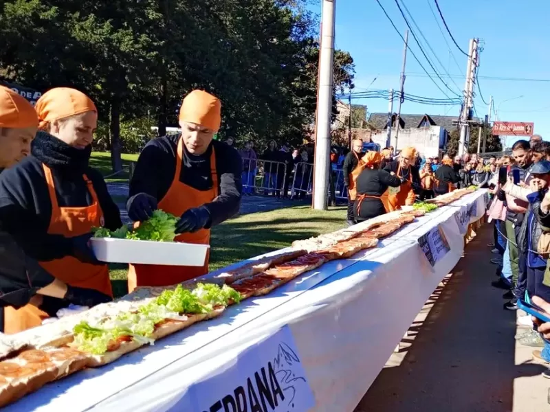 Tornquist: Sierra de la Ventana celebr&oacute; la Fiesta de la Milanesa Serrana con un s&aacute;ndwich r&eacute;cord de m&aacute;s de 30 metros